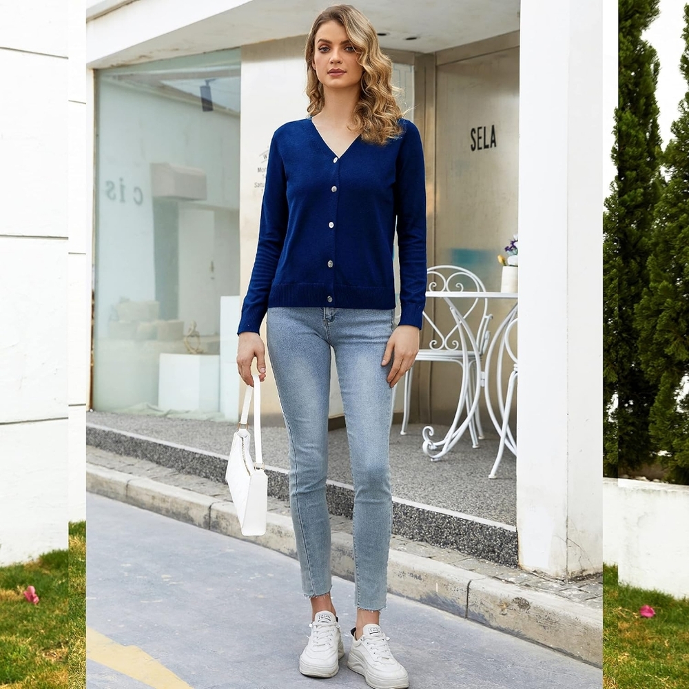 Women's V-Neck Long Sleeve Button Down Lightweight Sweater Soft Knit Cardigan￼